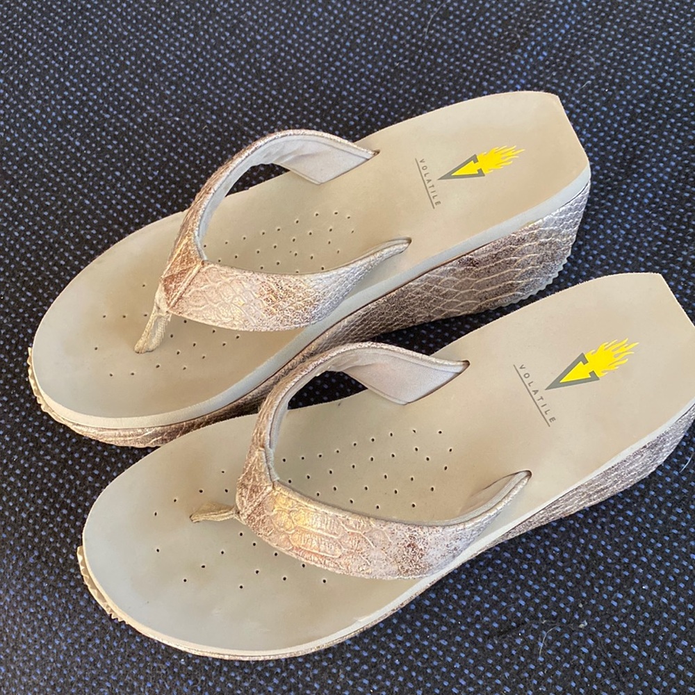 Volatile comfort wedge in stunning textured tan